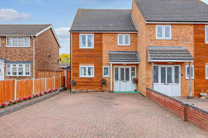 4 Bedroom Semi-Detached House For Sale In Lodge Lane, Collier Row, RM5