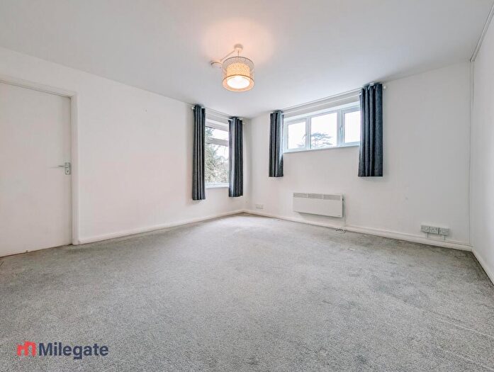 1 Bedroom Flat To Rent In Hook Road, Surbiton, KT6