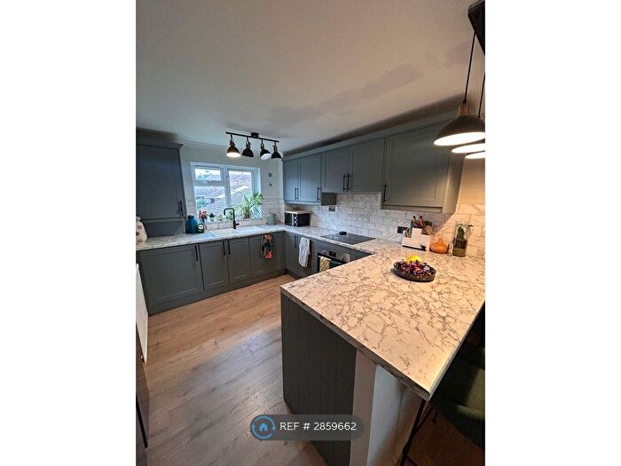 2 Bedroom Flat To Rent In Allum Grove, Tadworth, KT20