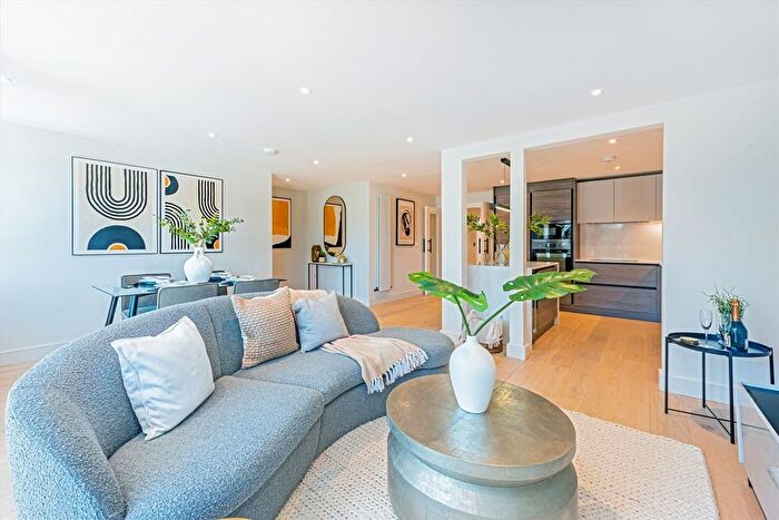 3 Bedroom Flat For Sale In Oatlands Chase, Weybridge, KT13