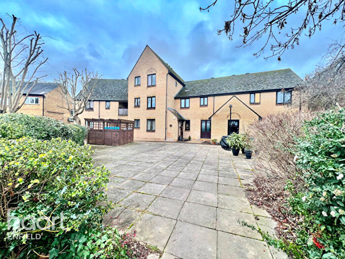 2 Bedroom Flat For Sale In Turners Hill, Waltham Cross, EN8