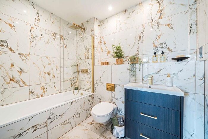 2 Bedroom Flat For Sale In East Hill, Wandsworth, SW18