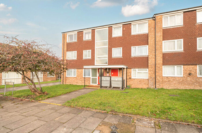 2 Bedroom Apartment For Sale In Fairfield Road, Dunstable, Bedfordshire, LU5
