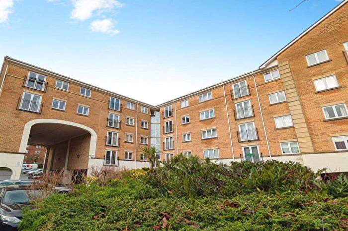 2 Bedroom Flat To Rent In The Dell, Southampton, SO15