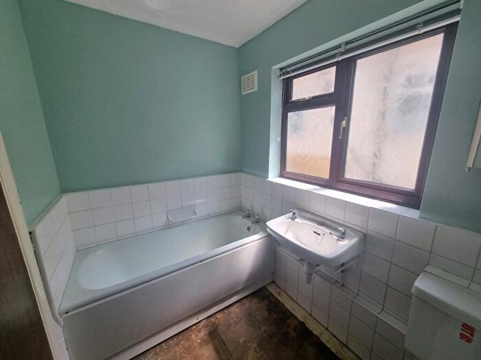 2 Bedroom Bungalow For Sale In Hullbridge Road, Rayleigh, Essex, SS6