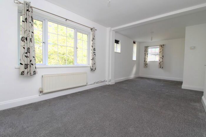 2 Bedroom Flat To Rent In Kings Road, Brentwood, CM14