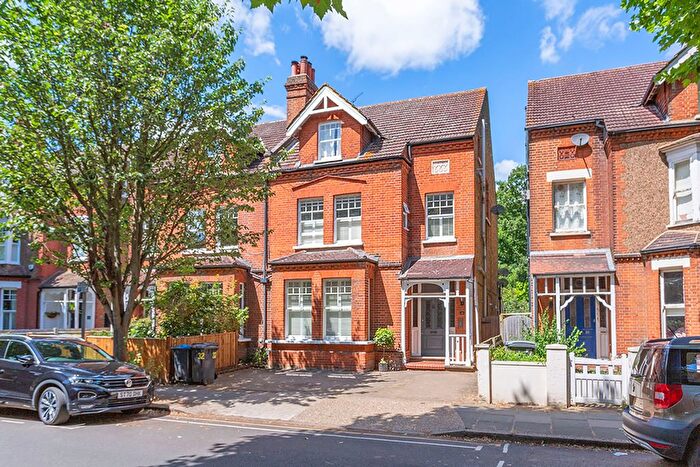 2 Bedroom Flat To Rent In Victoria Avenue, Surbiton, KT6