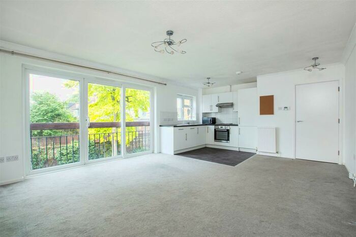 1 Bedroom Flat To Rent In Merricks Court, East Sheen, SW14