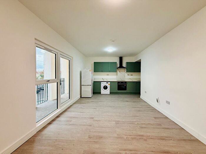 1 Bedroom Flat To Rent In Queensway, Enfiled, EN3