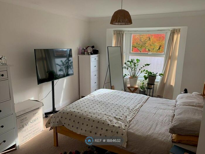 2 Bedroom Flat To Rent In Warwick Court, London, SW19