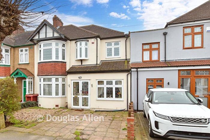 4 Bedroom Semi Detached House For Sale In Glenthorne Gardens, Barkingside, Ilford, Essex, IG6