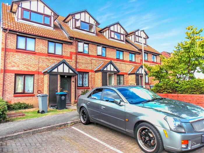 2 Bedroom Flat To Rent In Viewfield Close, Kenton, Harrow, HA3