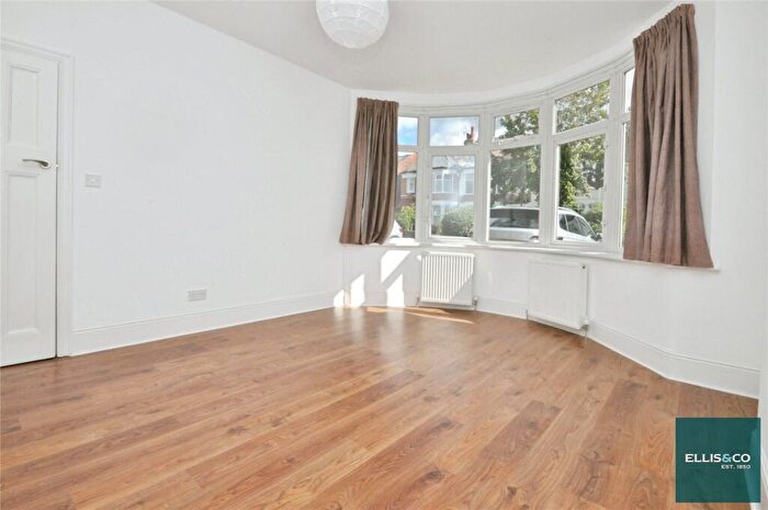 2 Bedroom Apartment To Rent In Queens Avenue, Finchley, N3