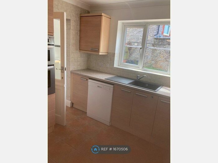 4 Bedroom Detached House To Rent In Weymouth Road, Shepton Mallet, BA4