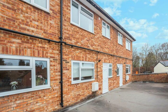 3 Bedroom Flat To Rent In Yorktown Road, Sandhurst, Berkshire, GU47