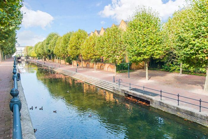 2 Bedroom Maisonette To Rent In Lime Close, Wapping, E1W