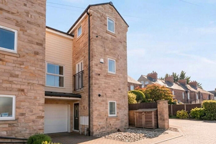 4 Bedroom End Of Terrace House For Sale In Bartle Avenue, Harrogate, HG1