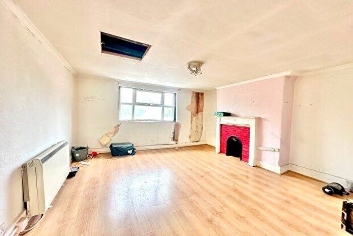1 Bedroom Flat To Rent In Cambridge Heath Road, London, E2