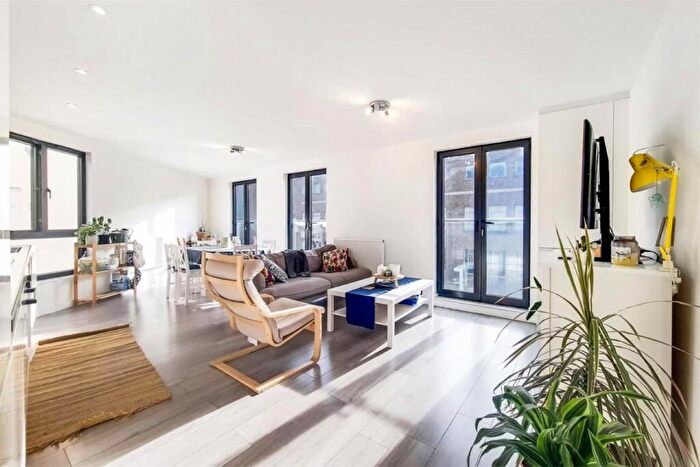 3 Bedroom Flat To Rent In Nipper Alley, Kingston Upon Thames, KT1