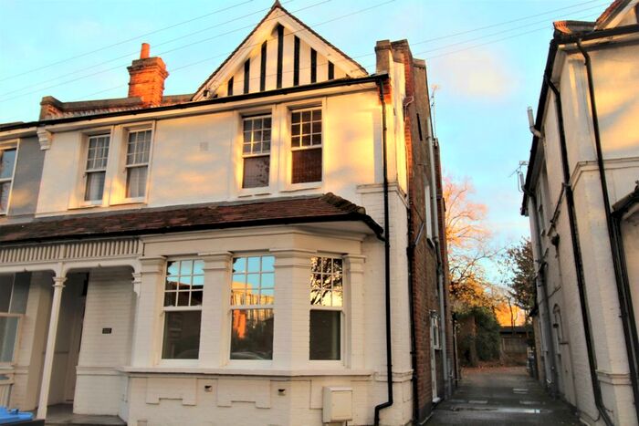 1 Bedroom Flat To Rent In Avenue Road, Staines-Upon-Thames, TW18