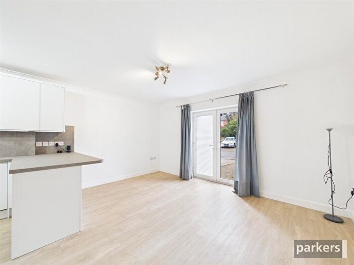 2 Bedroom Apartment For Sale In Lundy Lane, Reading, Berkshire, RG30