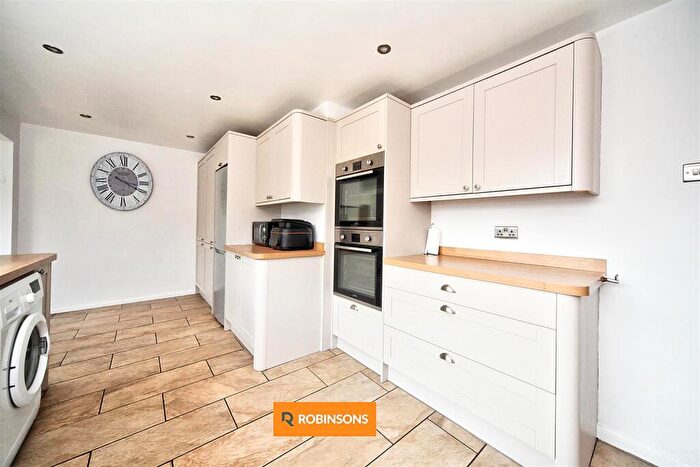 4 Bedroom Detached House For Sale In Totternhoe Road, Dunstable, LU6
