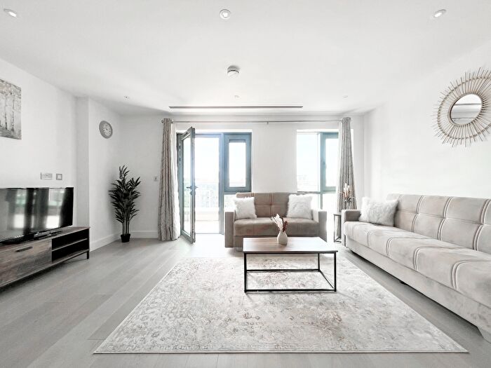 3 Bedroom Flat To Rent In Beaufort Square, London, NW9