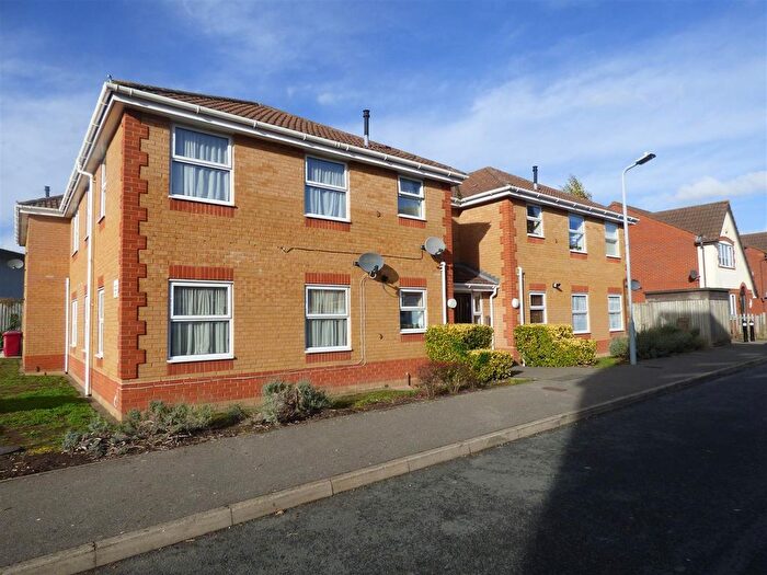 2 Bedroom Flat To Rent In Blunden Drive, Langley, Slough, SL3