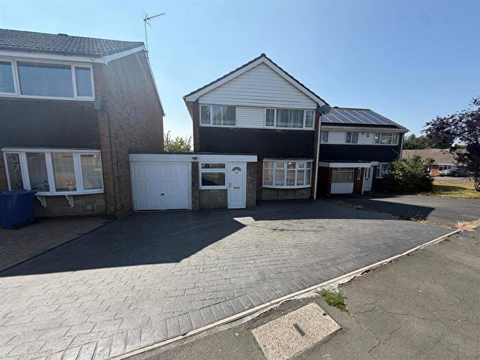 3 Bedroom Link Detached House To Rent In Woodbury Road, Halesowen, West Midlands, B62
