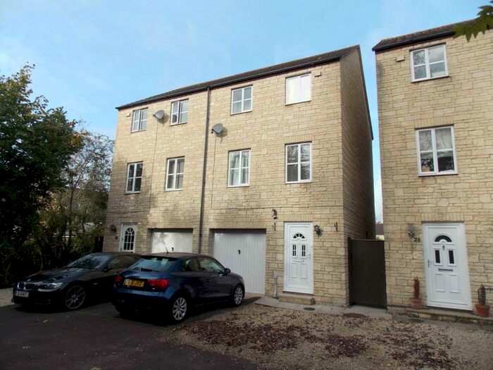 3 Bedroom Semi-Detached House To Rent In Redwing Close, Bicester, OX26