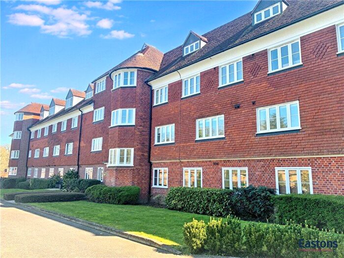 2 Bedroom Flat For Sale In Elizabeth Drive, Banstead, Surrey, SM7