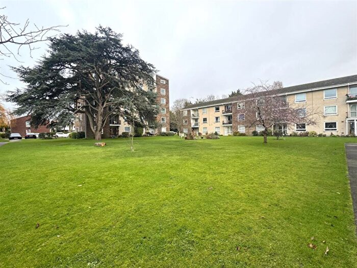 1 Bedroom Flat To Rent In Pevensey Garden, Marine, Worthing, BN11