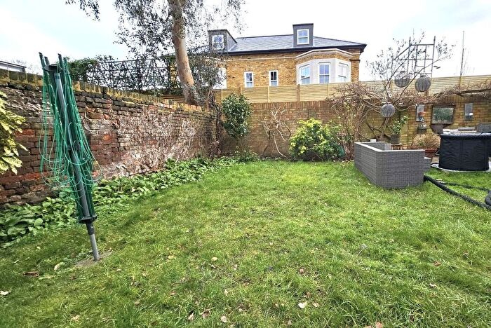 1 Bedroom Flat For Sale In Amyand Park Road, St Margarets, Twickenham, TW1