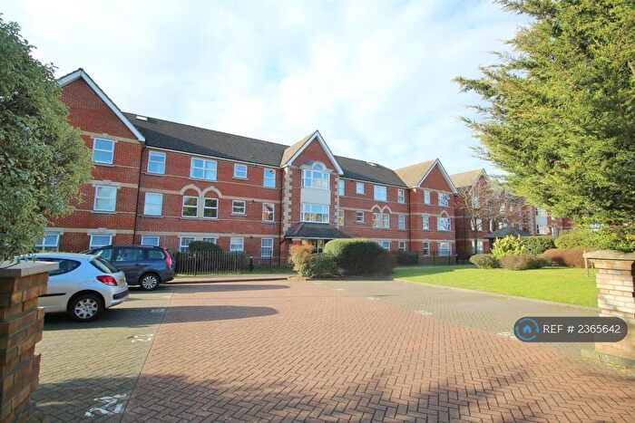 1 Bedroom Flat To Rent In Cobham Close, Enfield, EN1
