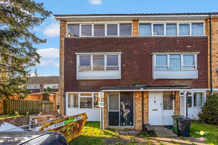 2 Bedroom Maisonette For Sale In Ash Close, Merstham, Redhill, Surrey, RH1