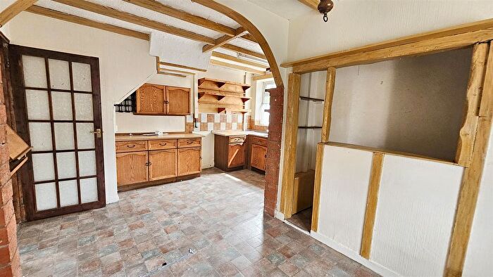 3 Bedroom Semi-detached House For Sale In Dakyn Road, Leicester, LE5