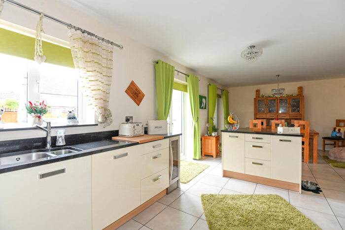 5 Bedroom Detached House For Sale In Pontefract Avenue, Castlemead, BA14