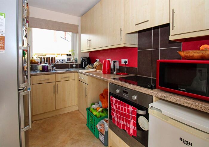 3 Bedroom Detached House For Sale In Speak Close, Pinders Heath, Wakefield, WF1