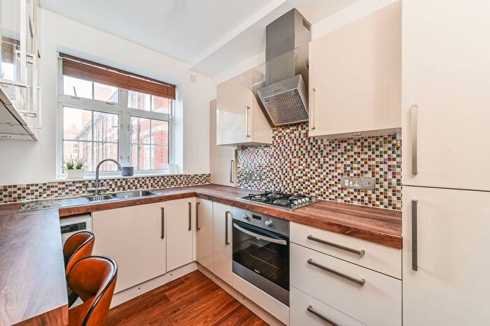 2 Bedroom Flat To Rent In Hartington Road, Vauxhall, London, SW8