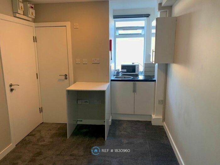 Studio To Rent In Hendon Way, London, NW2
