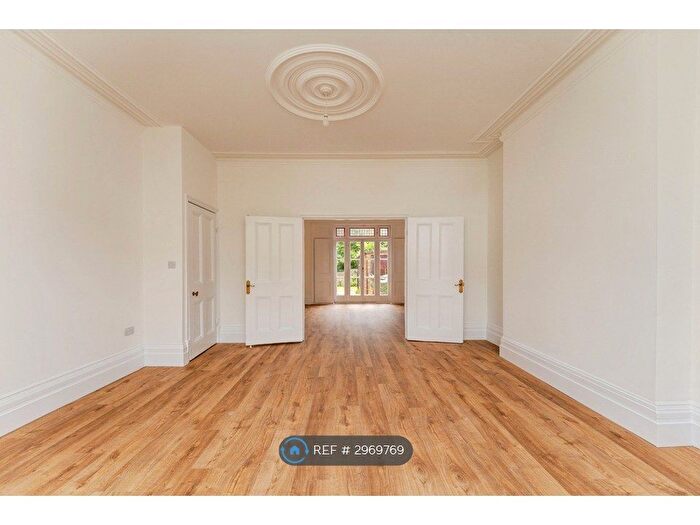 2 Bedroom Flat To Rent In Onslow Gardens, London, N10