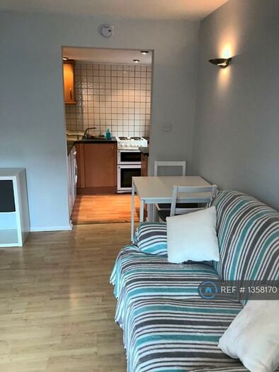 Studio To Rent In Langshott, Horley, RH6