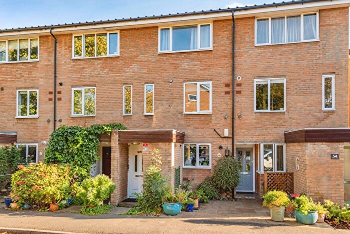 2 Bedroom Maisonette For Sale In Green Acres, Croydon, CR0