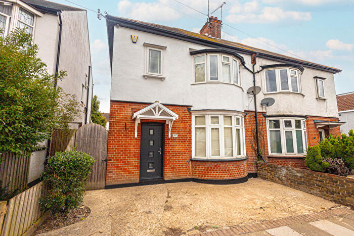 3 Bedroom Semi-Detached House For Sale In Woodfield Park Drive, Leigh-on-sea, SS9