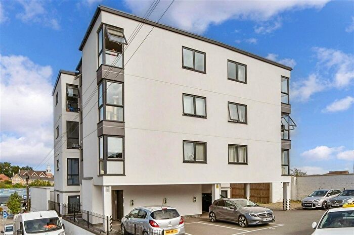 2 Bedroom Flat For Sale In Old Road, Chatham, Kent, ME4