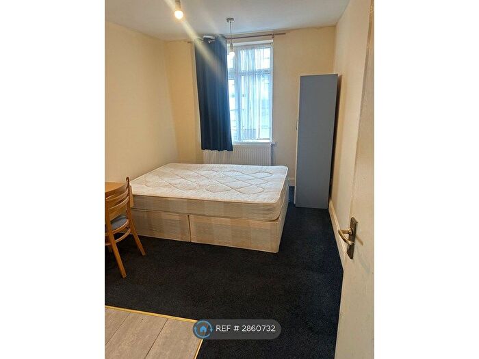 Studio To Rent In Station Road, London, N11