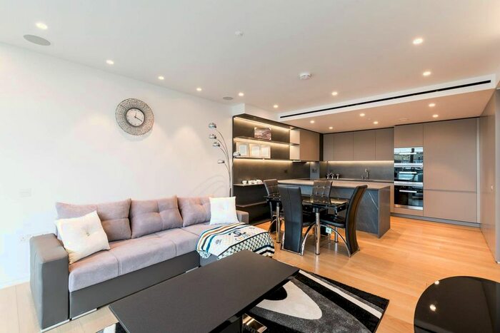 3 Bedroom Flat To Rent In Buckingham Palace Road, Victoria, London, SW1W