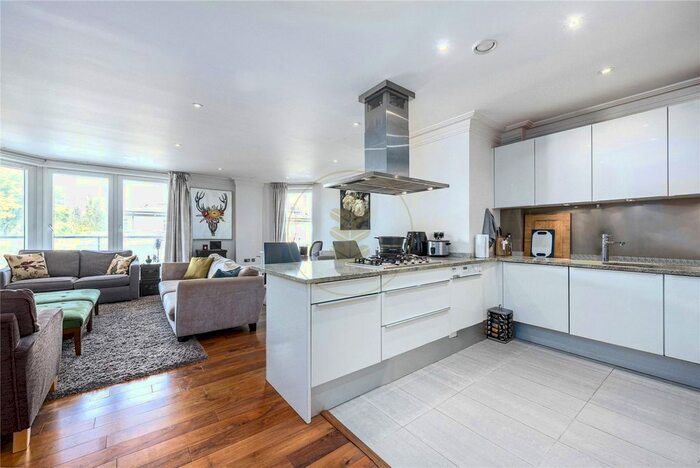 2 Bedroom Flat To Rent In Hodford Road, London, NW11