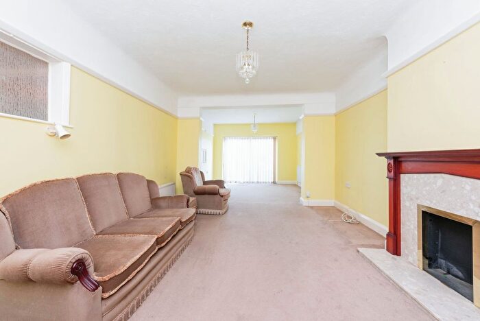 2 Bedroom Bungalow For Sale In Boscombe Road, Worcester Park, KT4