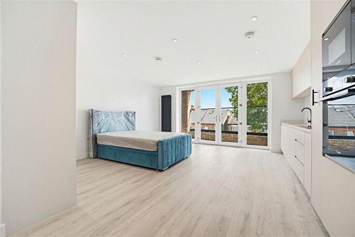 1 Bedroom Flat To Rent In Northfield Avenue, London, W13